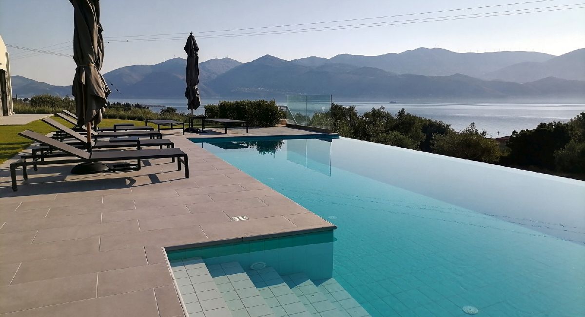 01-3_pool.jpg
